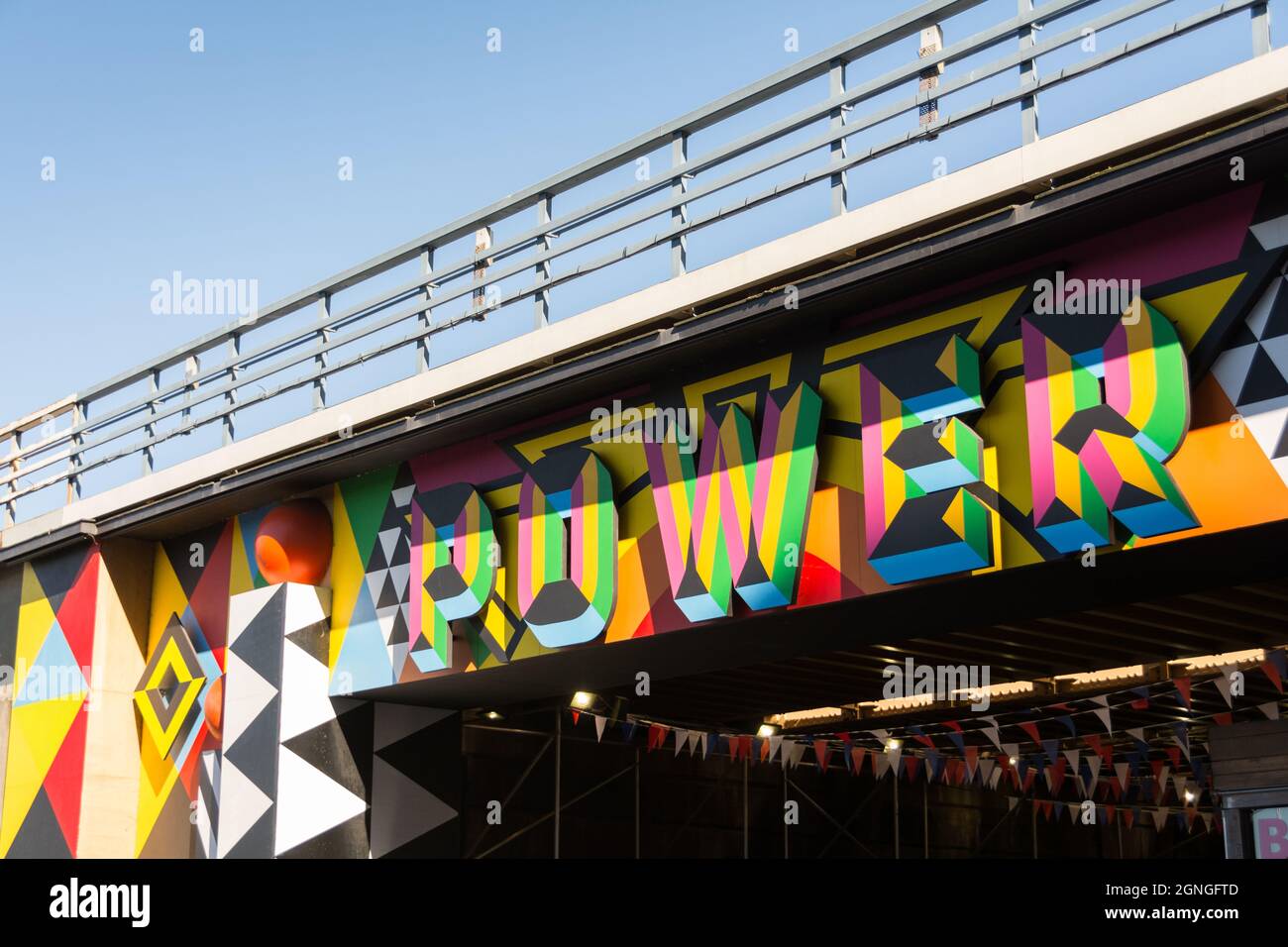 La nouvelle entrée colorée de Circus West Village à Battersea Power par Morag Myerscough, Battersea, Londres, Angleterre, Royaume-Uni Banque D'Images