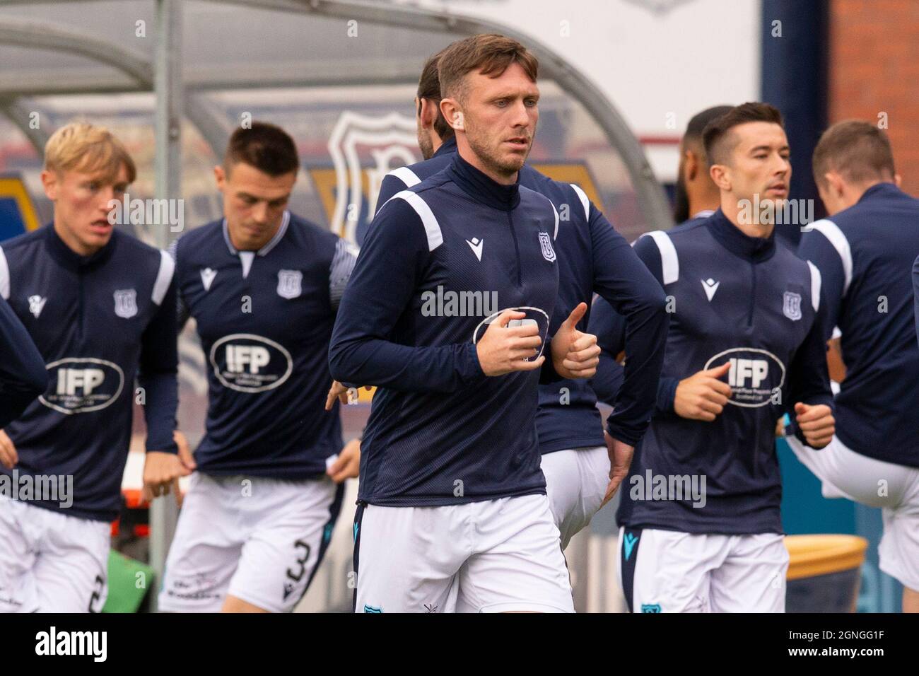 25 septembre 2021 ; Kilmac Stadium, Dundee, Écosse : Scottish Premiership football, Dundee versus Rangers ; Jordan McGhee of Dundee pendant l'échauffement Banque D'Images