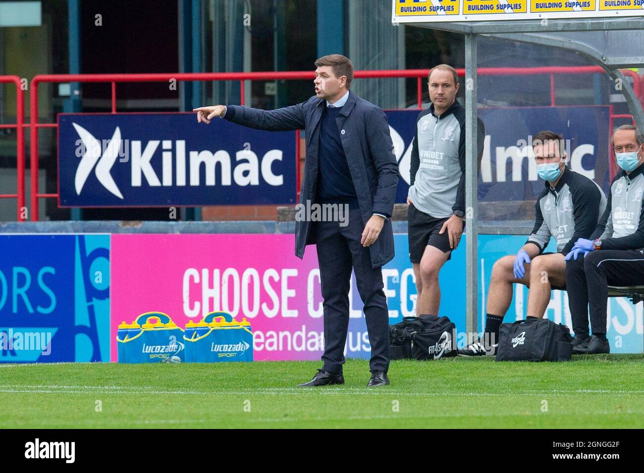 25 septembre 2021 ; Kilmac Stadium, Dundee, Écosse : Scottish Premiership football, Dundee versus Rangers ; Steven Gerrard, directeur des Rangers, donne des instructions à son équipe Banque D'Images