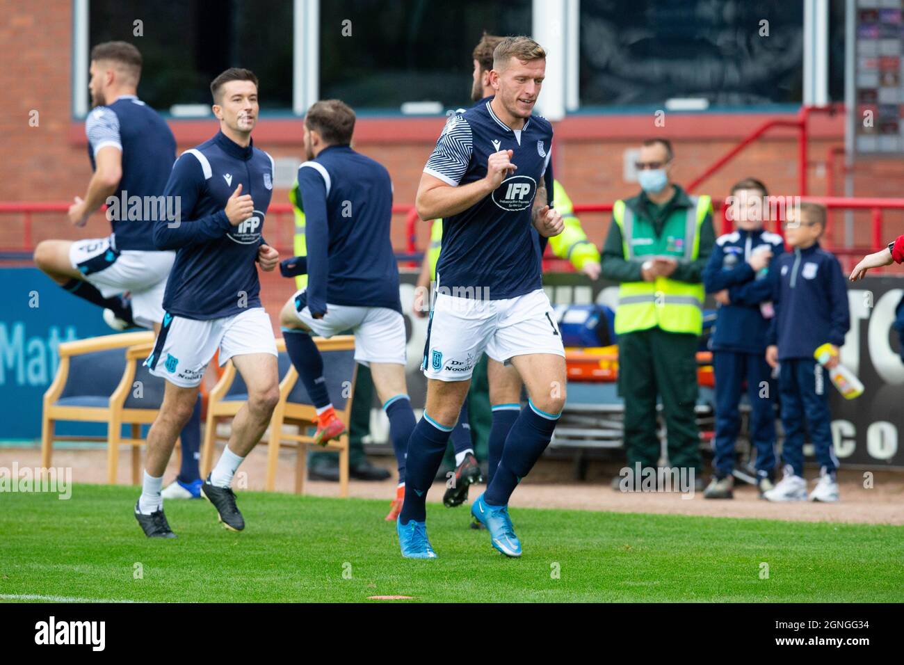 25 septembre 2021 ; Kilmac Stadium, Dundee, Écosse : Scottish Premiership football, Dundee versus Rangers ; Lee Ashcroft et Cammy Kerr de Dundee pendant l'échauffement Banque D'Images