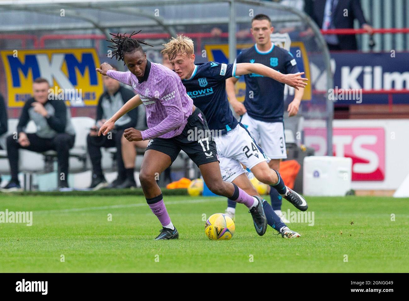 25 septembre 2021 ; Kilmac Stadium, Dundee, Écosse : Scottish Premiership football, Dundee versus Rangers ; Max Anderson of Dundee est tenu par Joe Aribo of Rangers Banque D'Images