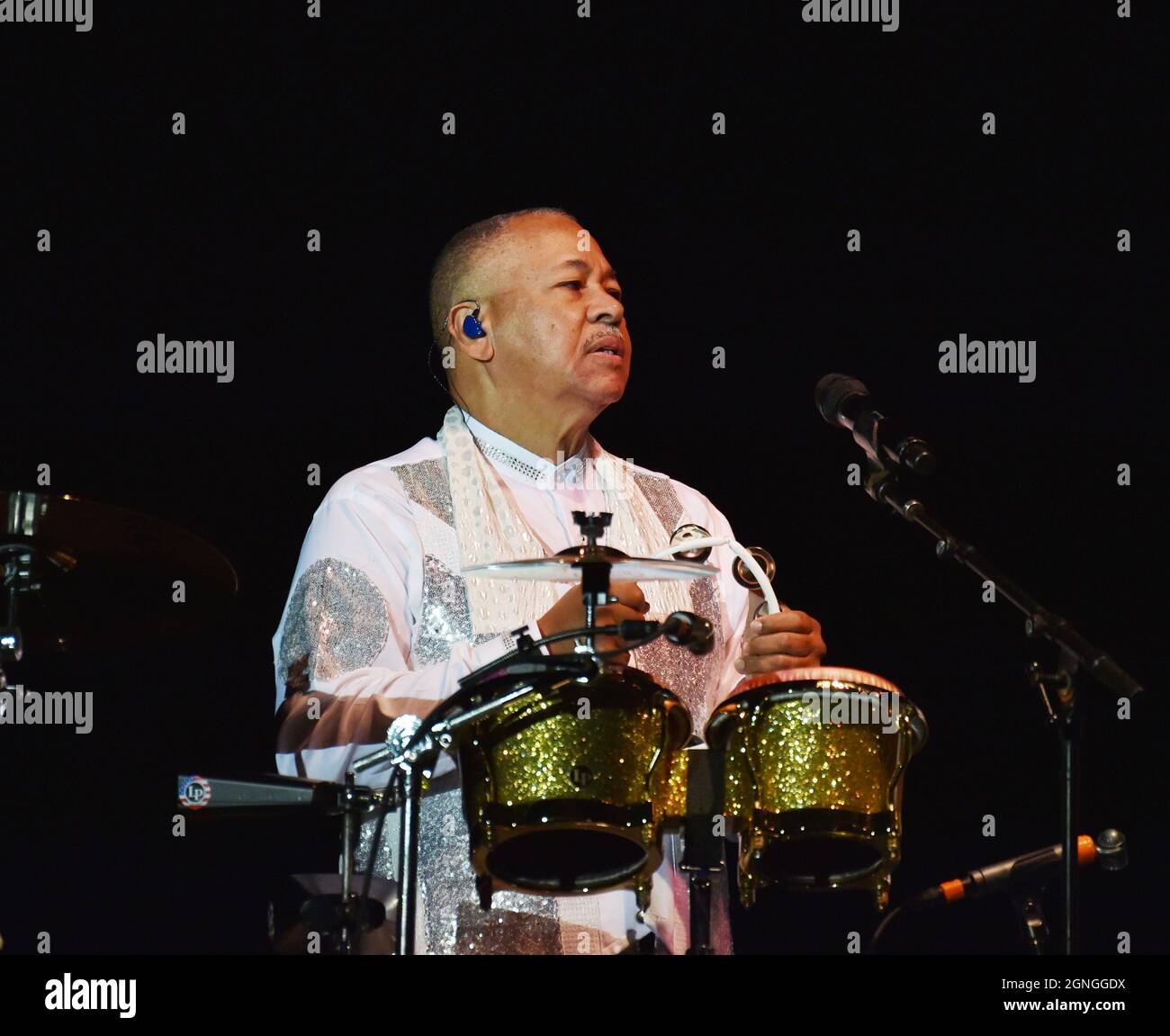 24 septembre 2021, Portsmouth, Virginie, Etats-Unis: RALPH JOHNSON de LA TERRE VENT et FEU, de vraies légendes, Grammy gagnants, rock and roll Hall of Fame, AMA et une pile de prix apportent leur son unique au pavillon de l'Atlantic Union Bank à Portsmouth, Virginie, le 24 septembre 2021. © Jeff Moore 2021. (Image de crédit : © Jeff Moore/ZUMA Press Wire) Banque D'Images