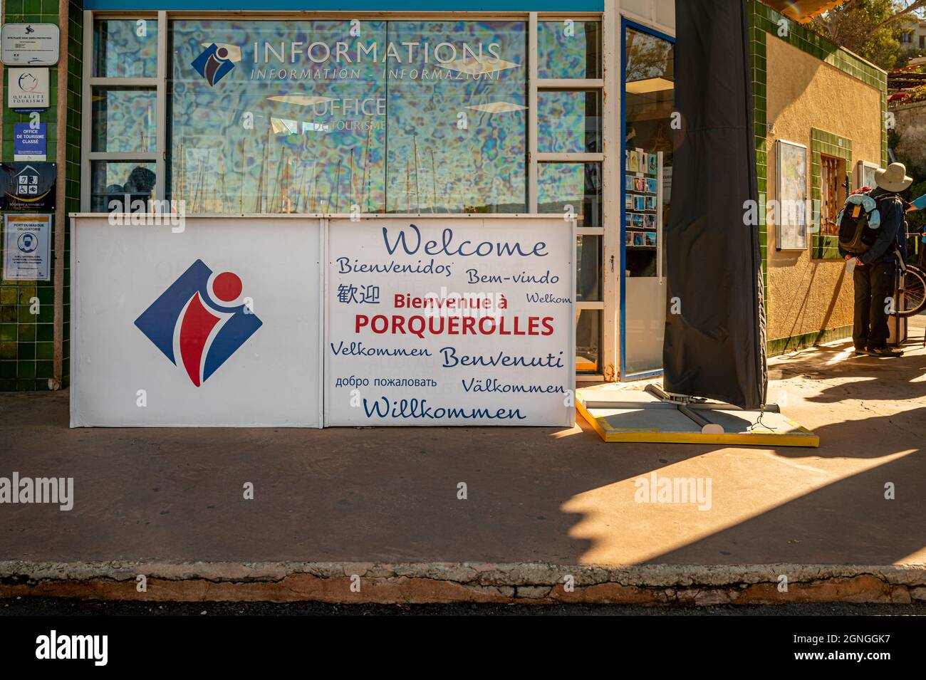 Porquerolles, Var, France - 19.09.21.2021: Bienvenue au panneau de Porquerolles. Messages de bienvenue dans de nombreuses langues écrites. Signe. Banque D'Images