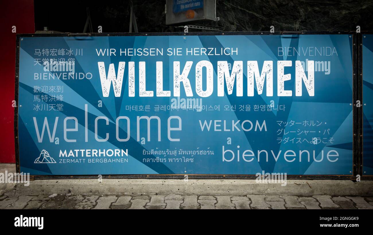 Matterhorn, canton du Valais, Suisse - 24.09.21.2021: Bienvenue au panneau de tableau de Matterhorn. Messages de bienvenue dans de nombreuses langues écrites. Signe. Banque D'Images
