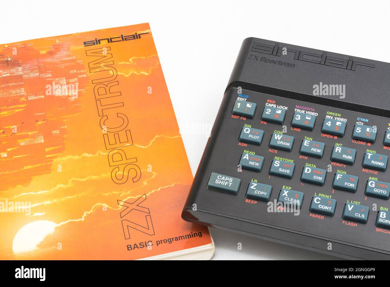 1982 Sinclair ZX Spectrum et MANUEL DE PROGRAMMATION DE BASE sur fond blanc cassé. Ordinateur domestique 8 bits ancien / ancien. A inspiré une génération. Voir Notes. Banque D'Images