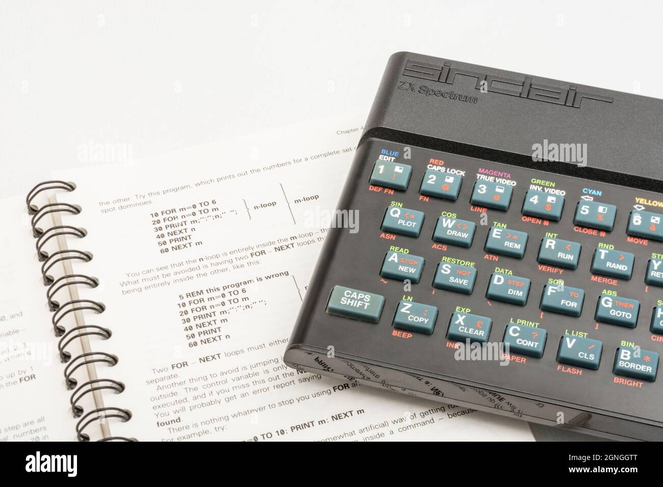 1982 Sinclair ZX Spectrum et MANUEL DE PROGRAMMATION DE BASE sur fond blanc cassé. Ordinateur domestique 8 bits ancien / ancien. A inspiré une génération. Voir Notes. Banque D'Images