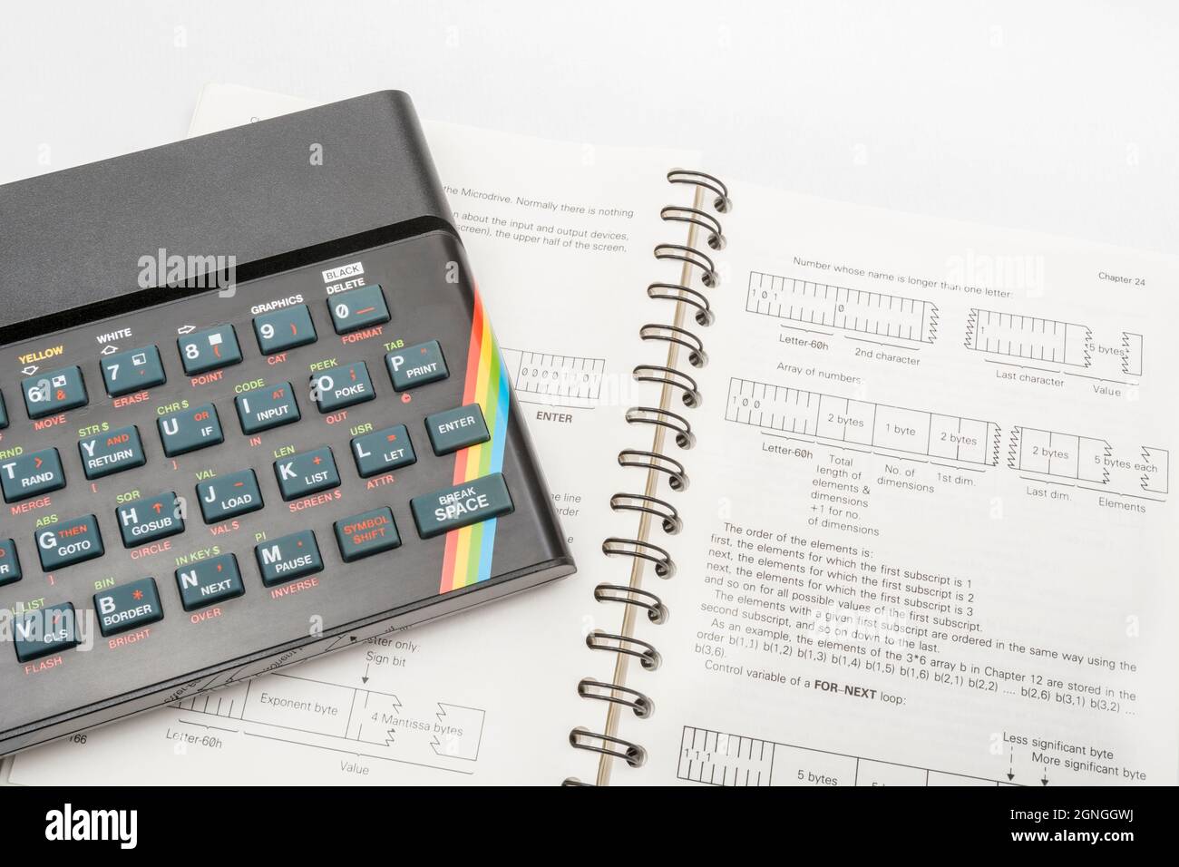 1982 Sinclair ZX Spectrum et MANUEL DE PROGRAMMATION DE BASE sur fond blanc cassé. Ordinateur domestique 8 bits ancien / ancien. A inspiré une génération. Voir Notes. Banque D'Images