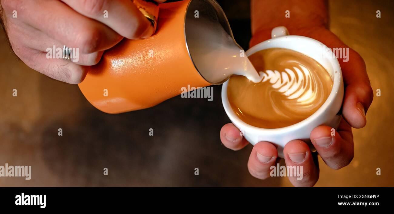 Artiste professionnel de barista qui prépare une tasse de café latte art. Cappuccino art dans la fabrication. Banque D'Images