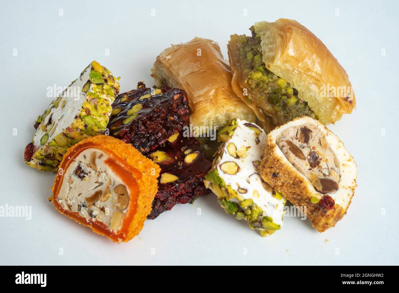 Pile de sucreries turques authentiques isolées sur blanc Banque D'Images