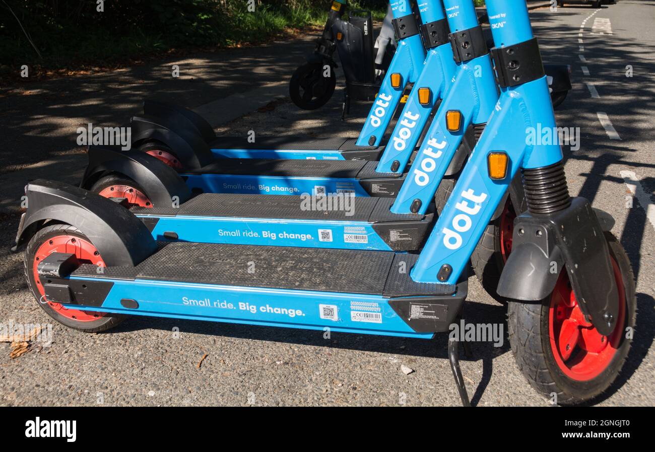 E-friendly les scooters Dott Electric garés à l'extérieur d'une station de  banlieue dans le sud-ouest de Londres, Angleterre, Royaume-Uni Photo Stock  - Alamy