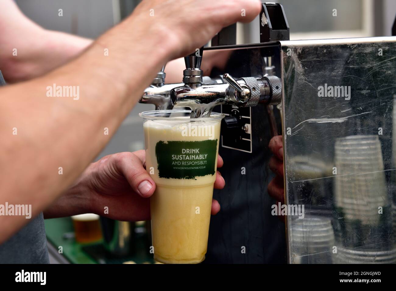Tirer une pinte de bière avec le logo « boire de manière durable et responsable » sur le verre Banque D'Images