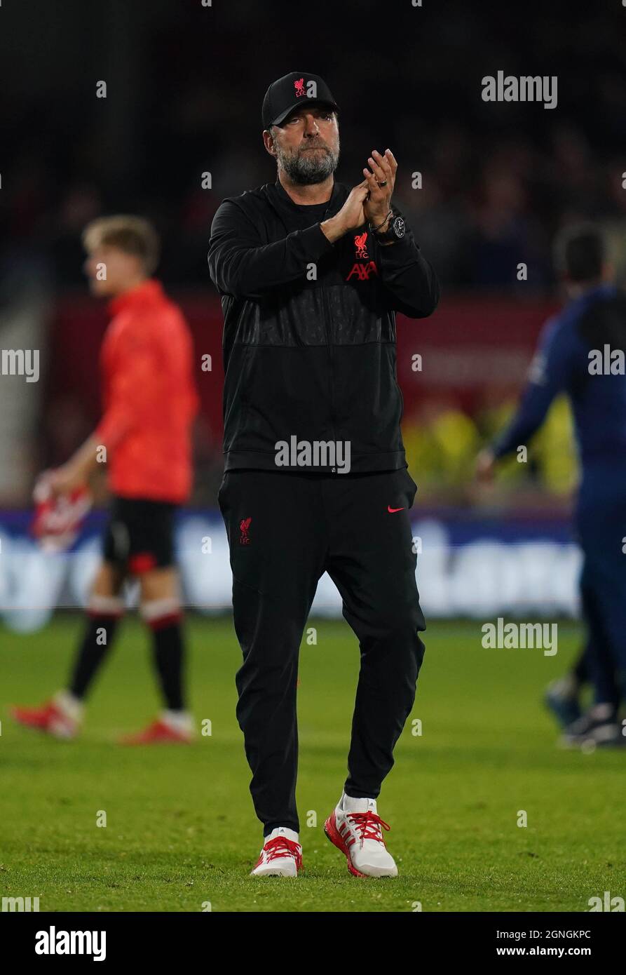 Jurgen Klopp, directeur de Liverpool, applaudit les fans après le match de la Premier League au Brentford Community Stadium, Londres. Date de la photo: Samedi 25 septembre 2021. Banque D'Images