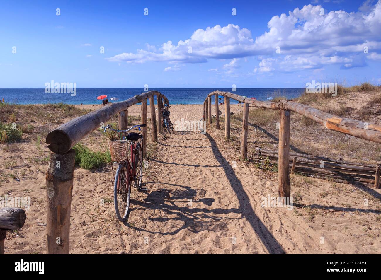 Les plus belles plages de Puglia en Italie : la plage de Torre Colimena à Salento. Banque D'Images