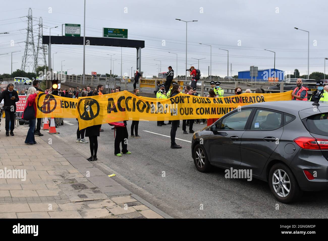 LONDRES, ROYAUME-UNI. LE 25 SEPTEMBRE, les manifestants font campagne pour arrêter de brûler des ordures dans l'incinérateur d'Edmonton à Edmonton, dans le nord de Londres, en Angleterre, le samedi 25 septembre 2021. (Credit: Ivan Yordanov | MI News) Credit: MI News & Sport /Alay Live News Banque D'Images