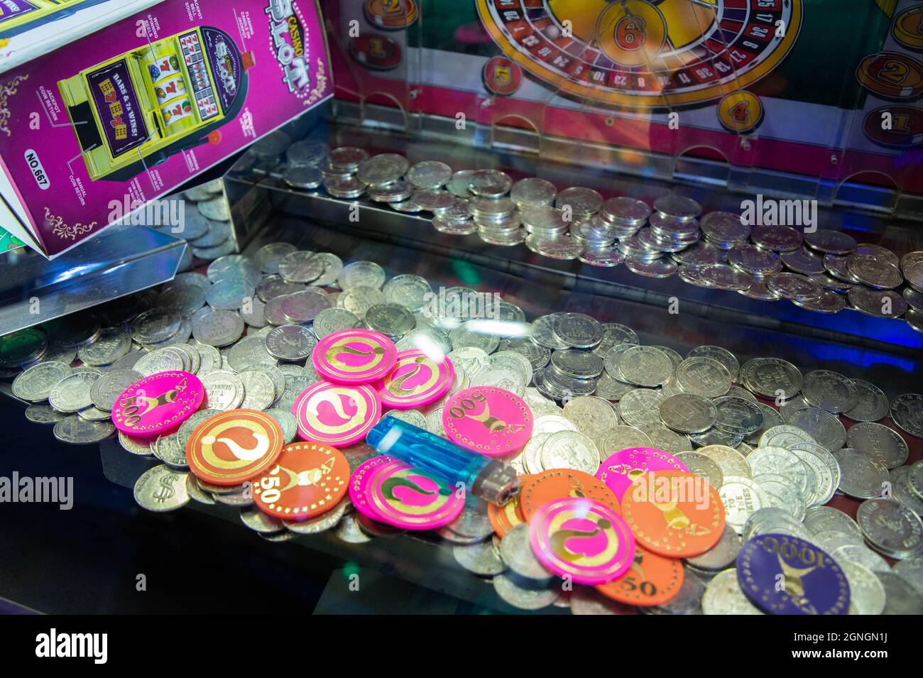 Machine de pousseur de pièces avec beaucoup de pièces Banque D'Images