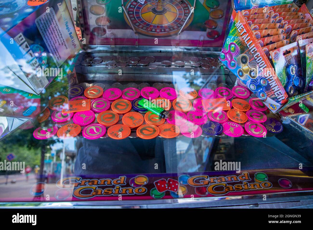Machine de pousseur de pièces avec beaucoup de pièces Banque D'Images