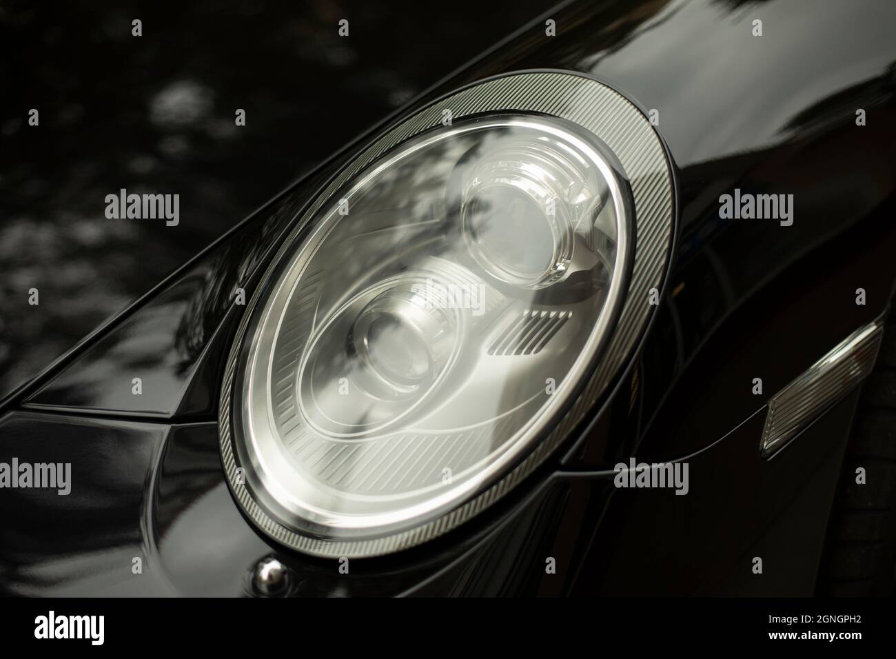 Phare de voiture. Voiture noire avec phare blanc. Pièces de carrosserie du véhicule. Feux de la machine. Banque D'Images