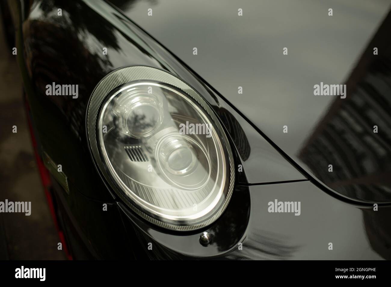 Phare de voiture. Voiture noire avec phare blanc. Pièces de carrosserie du véhicule. Feux de la machine. Banque D'Images