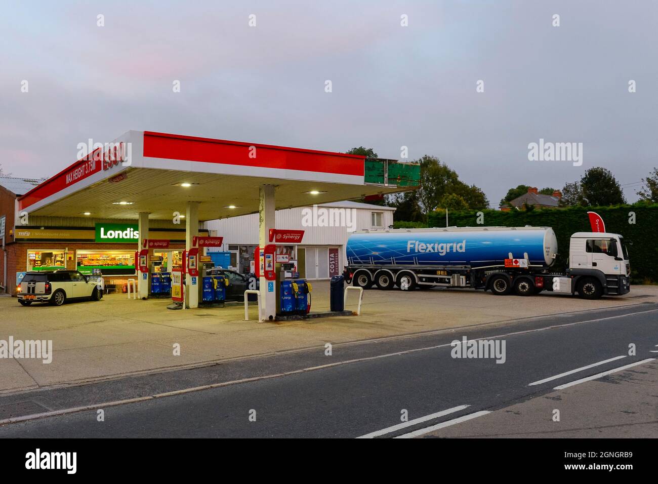 Winterbourne Abbas, Dorset, Royaume-Uni. 25 septembre 2021. Un camion à combustible Flexigrid réemplant la station essence ESSO de Winterbourne Abbas à Dorset après une journée d'achat de panique par les automobilistes. Crédit photo : Graham Hunt/Alamy Live News Banque D'Images