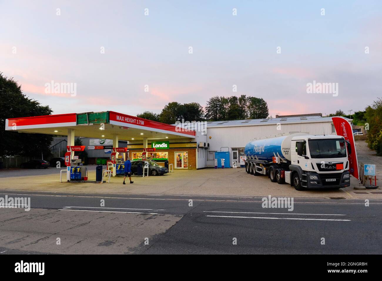 Winterbourne Abbas, Dorset, Royaume-Uni. 25 septembre 2021. Un camion à combustible Flexigrid réemplant la station essence ESSO de Winterbourne Abbas à Dorset après une journée d'achat de panique par les automobilistes. Crédit photo : Graham Hunt/Alamy Live News Banque D'Images