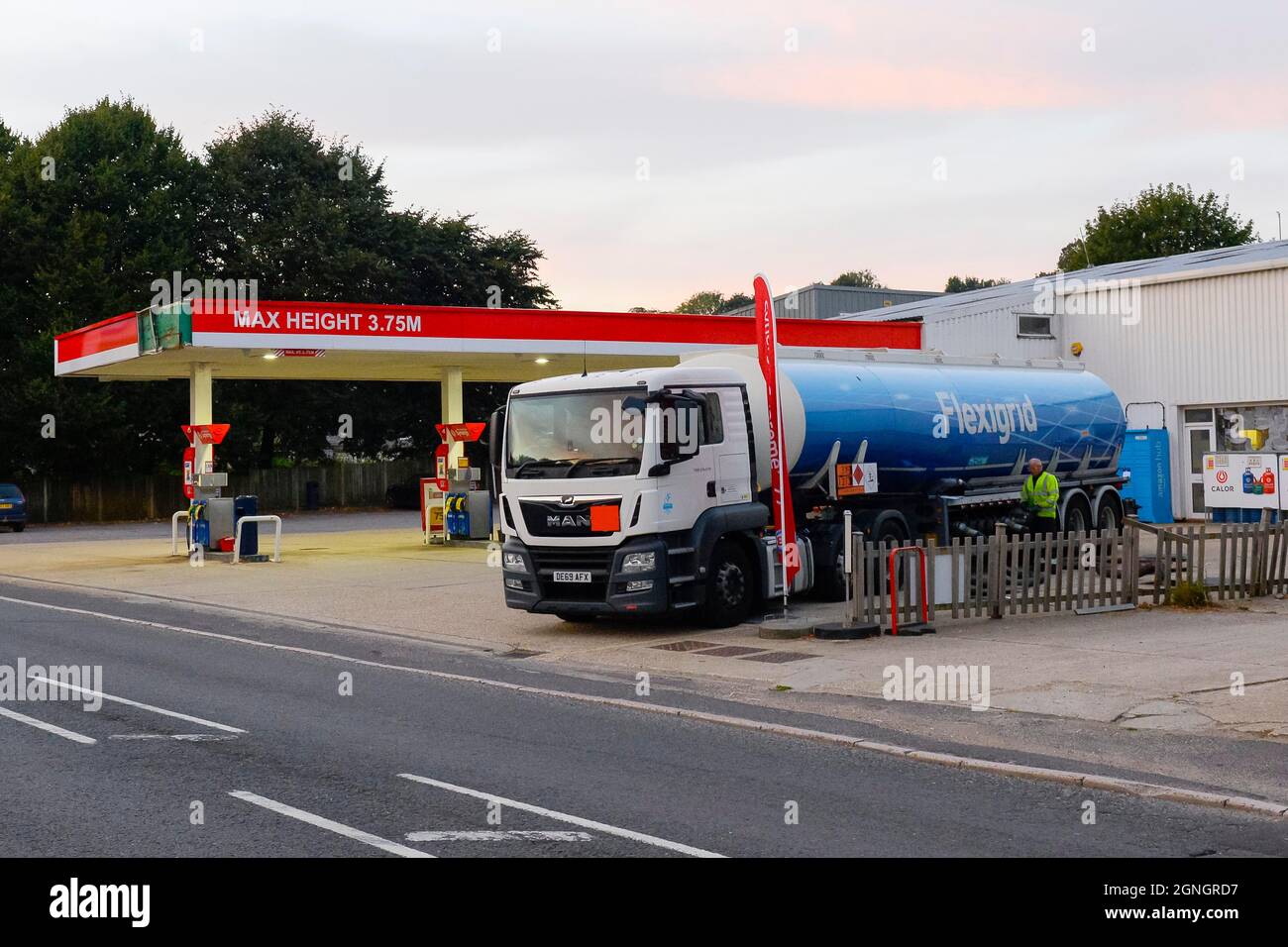 Winterbourne Abbas, Dorset, Royaume-Uni. 25 septembre 2021. Un camion à combustible Flexigrid réemplant la station essence ESSO de Winterbourne Abbas à Dorset après une journée d'achat de panique par les automobilistes. Crédit photo : Graham Hunt/Alamy Live News Banque D'Images