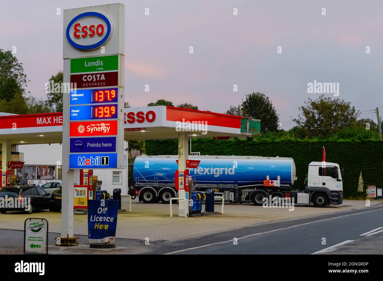Winterbourne Abbas, Dorset, Royaume-Uni. 25 septembre 2021. Un camion à combustible Flexigrid réemplant la station essence ESSO de Winterbourne Abbas à Dorset après une journée d'achat de panique par les automobilistes. Crédit photo : Graham Hunt/Alamy Live News Banque D'Images