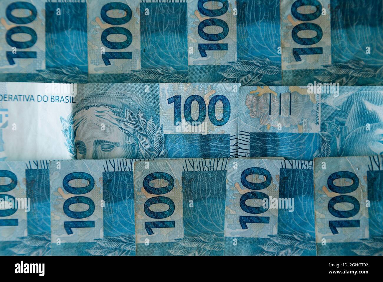 Argent du Brésil empilé - détail en centaines de reais factures Banque D'Images