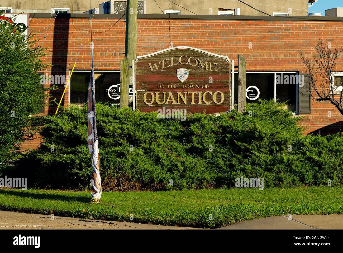 Quantico, Virginie, États-Unis - 23 septembre 2021 : panneau en bois accueillant les visiteurs de la ville historique de Quantico, à côté de la base des corps de Marines Quantico. Banque D'Images