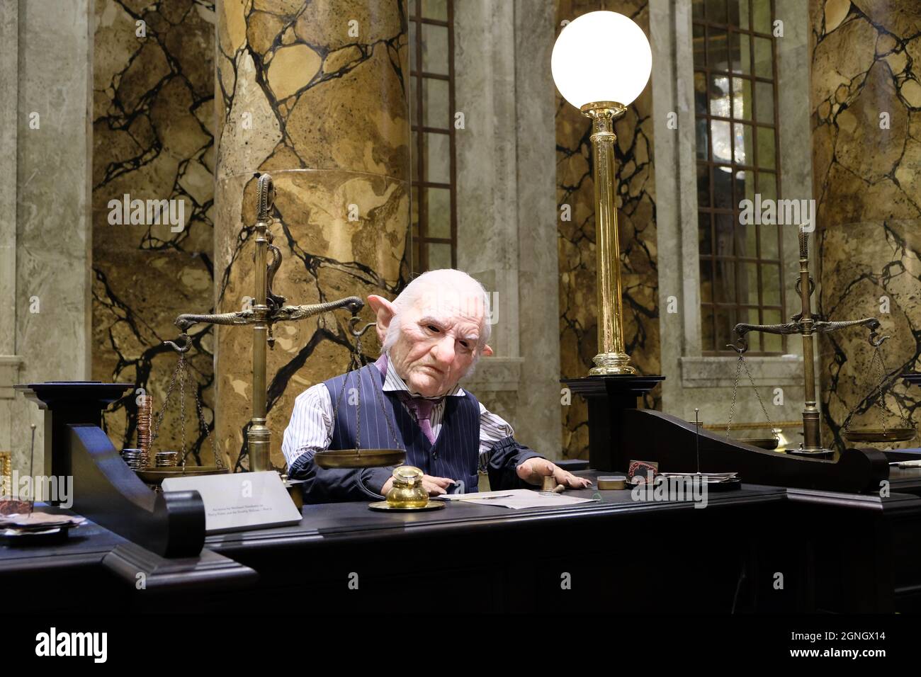 Leavesden, Royaume-Uni - Mars 2020: L'un des caissiers Goblin à la Banque Gringotts, à l'intérieur de la fabrication des studios Harry Potter Warner Brothers Banque D'Images