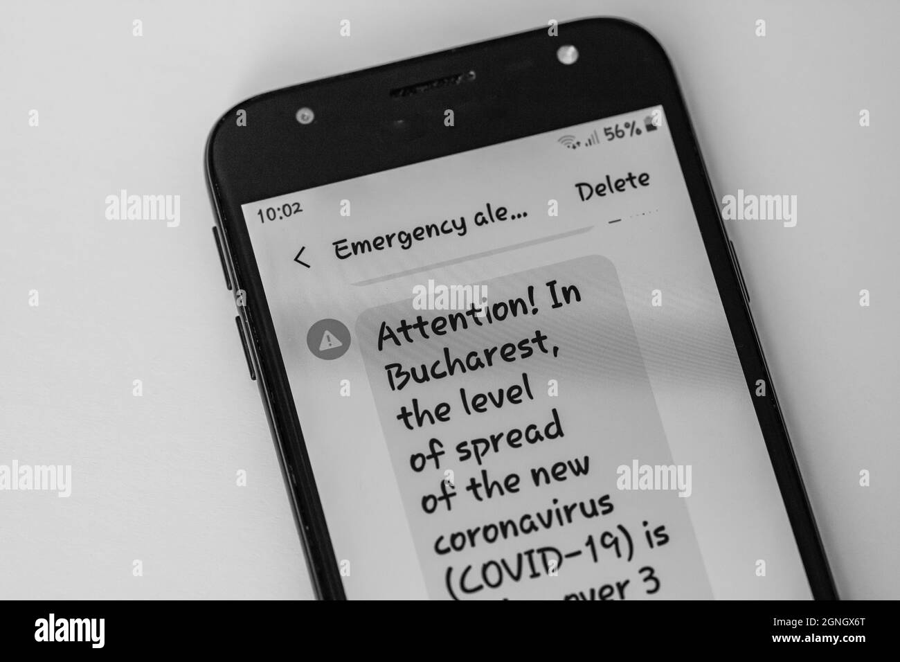 Alerte d'urgence sur smartphone, les autorités annoncent l'état d'alerte avec des mesures et des lignes directrices à Bucarest, Roumanie, 2020. Banque D'Images