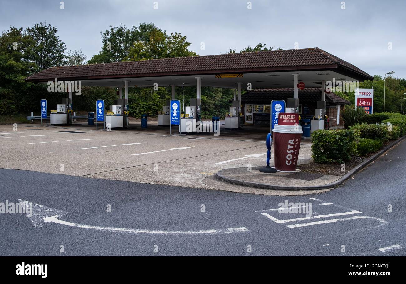 Vider les pompes à carburant du garage de Tesco à Chineham près de Basingstoke, dans le Hampshire, au Royaume-Uni. 2021 Banque D'Images