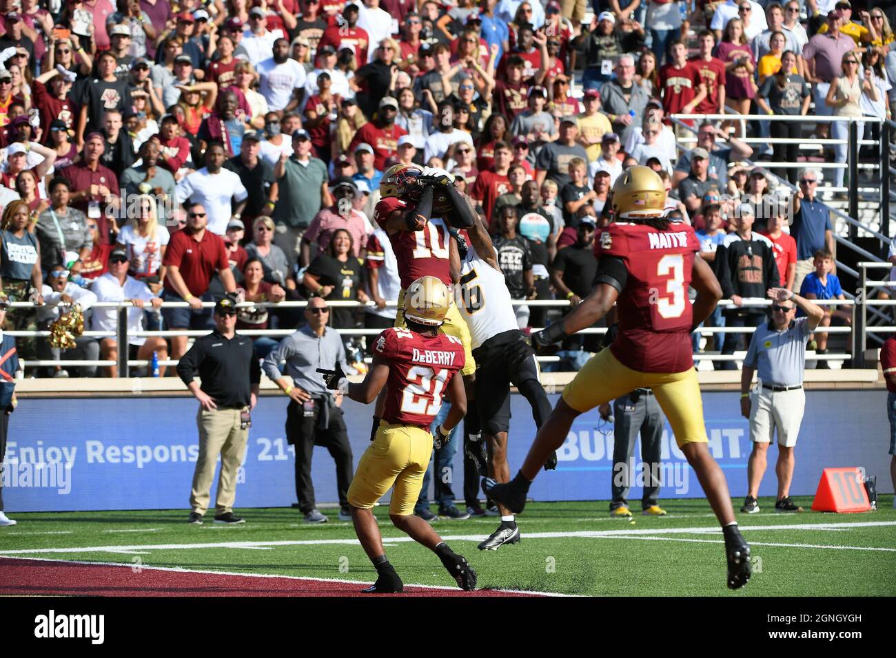 Samedi 25 septembre 2021: Boston College Eagles défensive back Brandon Sebastian (10) se positionne pour un match gagnant des heures supplémentaires interception pendant le match de division 1 de la NCAA entre les Tigers du Missouri et les Eagles du Boston College tenu au stade Alumni à Chestnut Hill, Mass. Eric Canha/CSM Banque D'Images