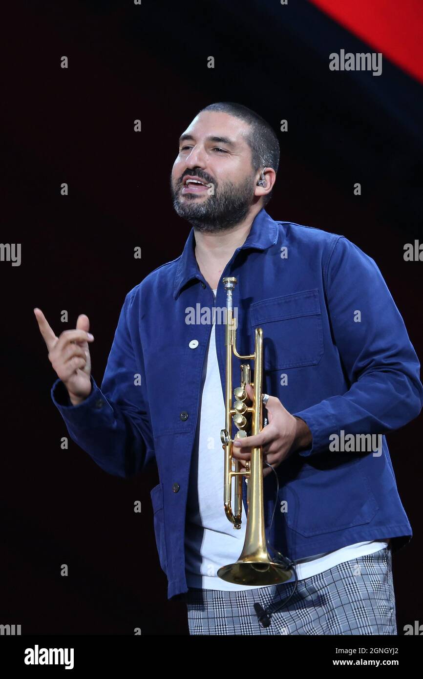 Paris, France. 25 septembre 2021. Ibrahim Maalouf se produit lors du concert Global Citizen Live à Paris le samedi 25 septembre 2021. Le concert, tenu au pied de la Tour Eiffel, est l'un des nombreux concerts qui se déroulent dans des villes du monde entier, notamment New York, Los Angeles, Londres, Sydney, Lagos, Rio, Mumbai et Séoul. L'événement vise à sensibiliser les gens aux questions liées au climat et à la lutte contre la pauvreté. Photo de David Silpa/UPI crédit: UPI/Alay Live News Banque D'Images