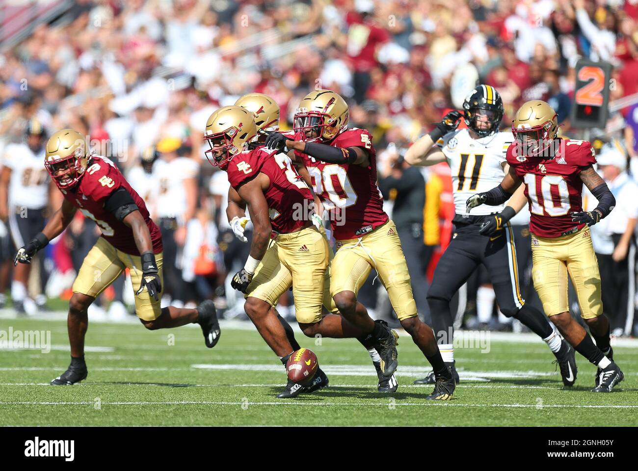 Stade des anciens élèves. 25 septembre 2021. MA, USA; Boston College Eagles célèbrent une interception pendant le match de football NCAA entre Missouri Tigers et Boston College Eagles au stade Alumni. Anthony Nesmith/CSM/Alamy Live News Banque D'Images