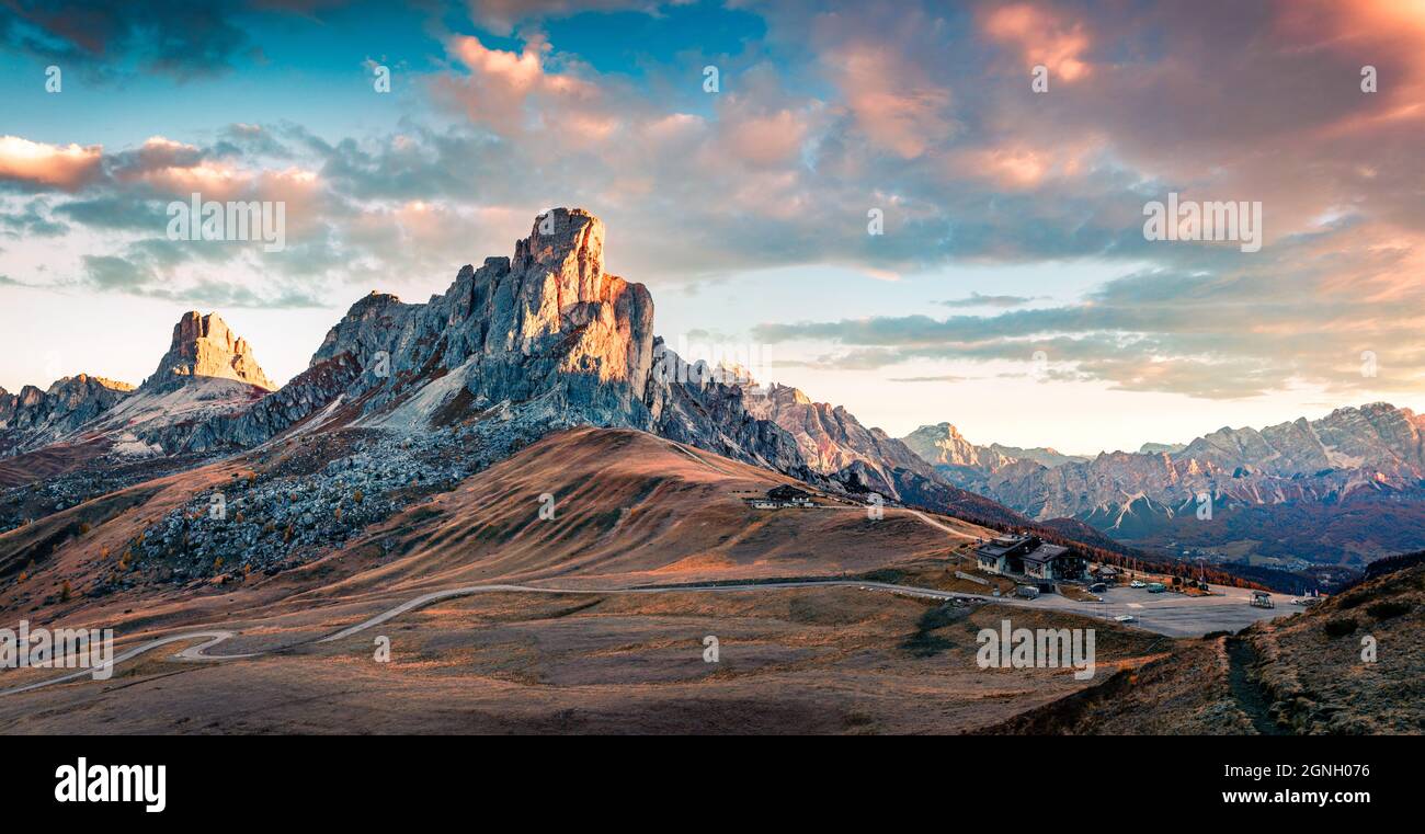 Vue imprenable le matin sur le pic Ra Gusela, Averau - Groupe Nuvolau depuis Passo di Giau. Lever de soleil d'automne dans les Alpes Dolomiti, Cortina d'Ampezzo lo Banque D'Images