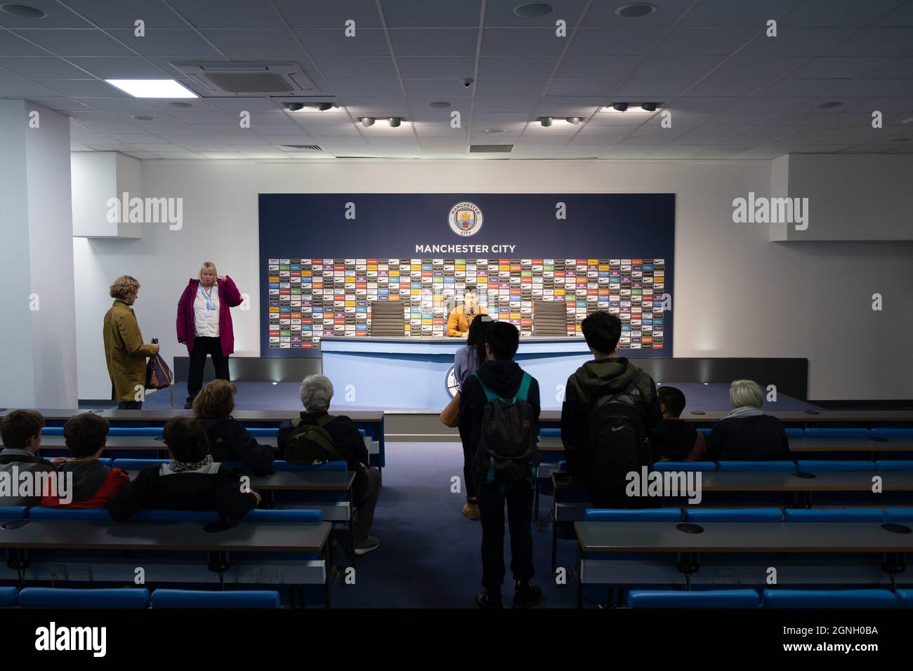 Manchester, Royaume-Uni - octobre 2018 : à l'intérieur de la salle de conférence de presse du Etihad Stadium, stade de la Premier League à Manchester City Banque D'Images