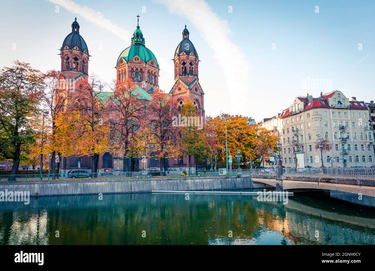 Vue spectaculaire en automne de l'église protestante Saint-Luc de Landmark. Paysage urbain de Munich, Bavière, Allemagne, Europe. Concept de voyage de retour Banque D'Images