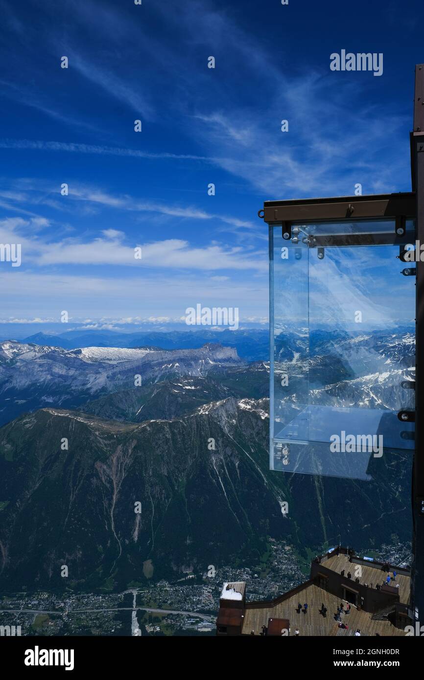 Personne dans la boîte en verre « Step into the void » de l'aiguille du midi (3842m) au-dessus de Chamonix, massif du Mont-blanc, haute Savoie, France Banque D'Images