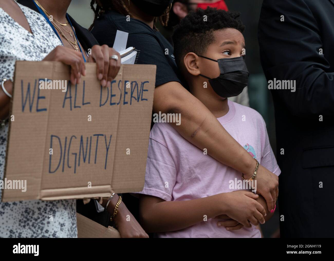 24 septembre 2021, Boston, Massachusetts, États-Unis : des manifestants se rassemblent avec plus de 100 leaders de la communauté haïtienne, des défenseurs de l'immigration devant le bâtiment fédéral John F. Kennedy pour dénoncer le traitement des migrants haïtiens par les administrations Biden à la frontière entre les États-Unis et le Mexique à Boston. Credit: Keiko Hiromi/AFLO/Alay Live News Banque D'Images