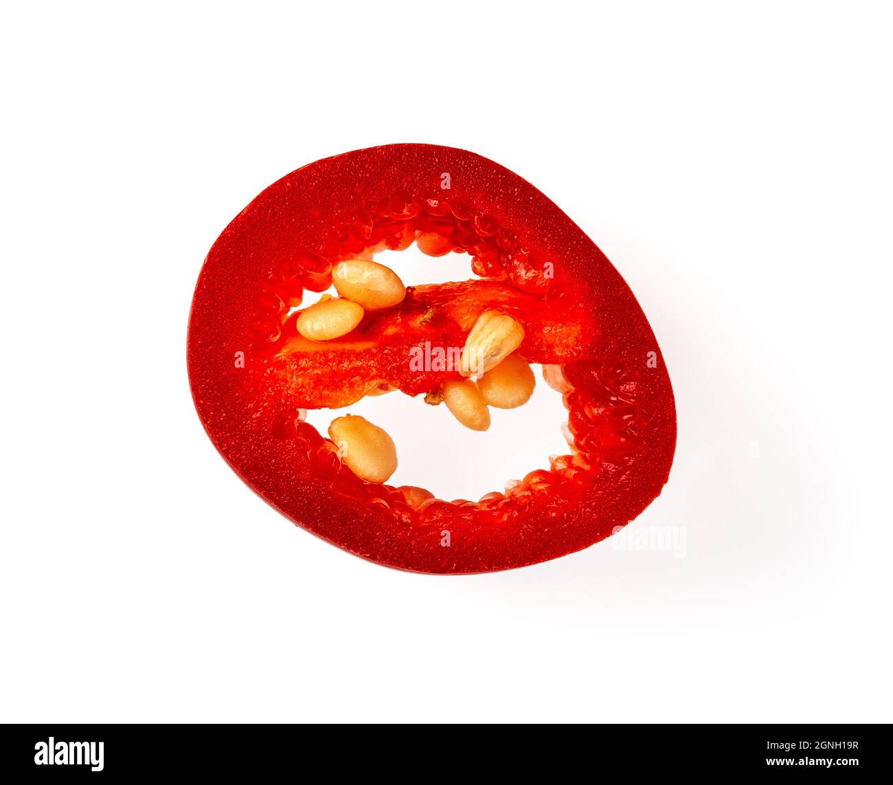 Tranche fraîche de piment rouge chaud cru isolée sur fond blanc. Macro de haute qualité du poivron ornemental annuum de haute qualité. Banque D'Images