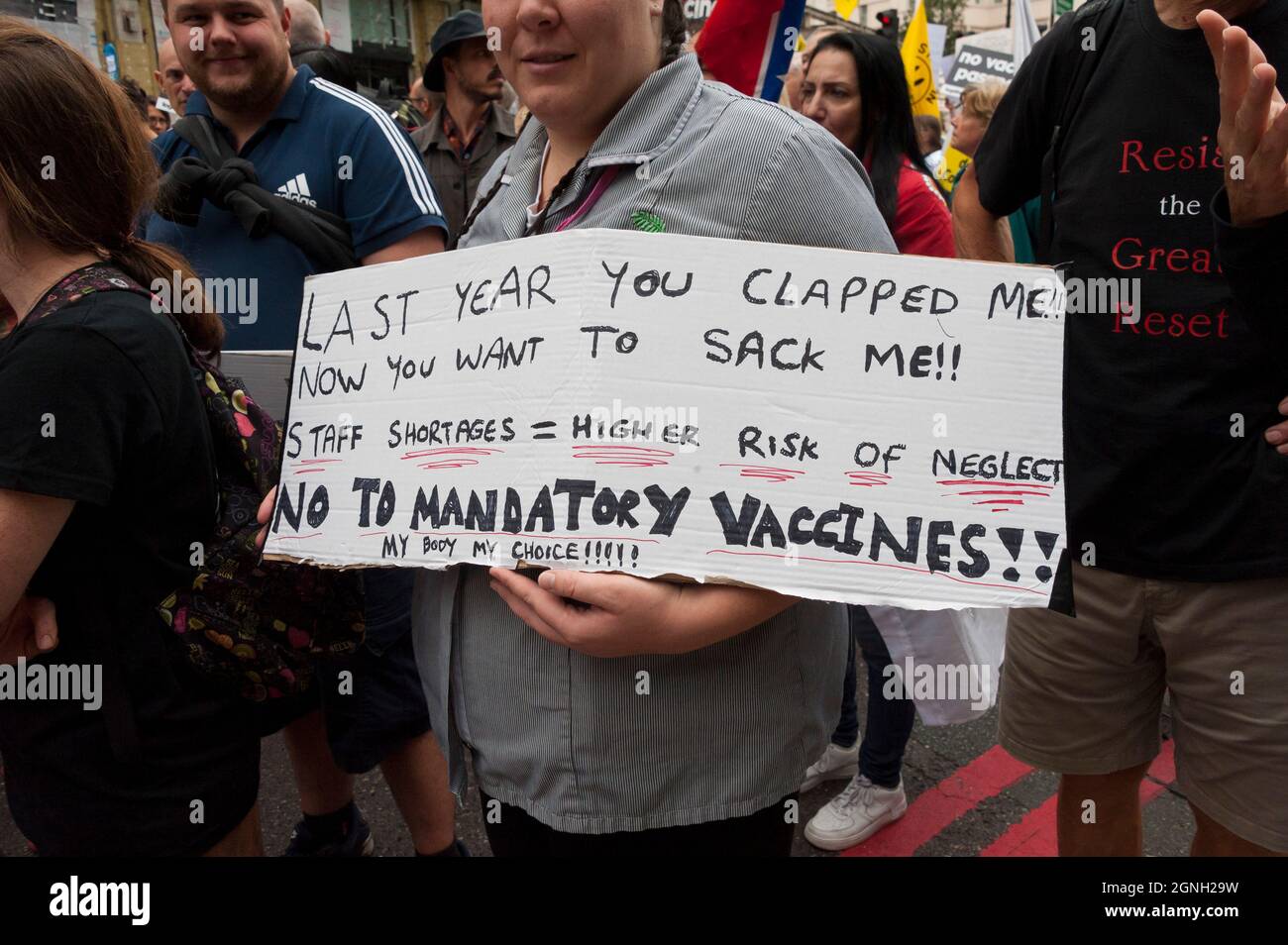 Londres, Royaume-Uni. 25 septembre 2021. Des centaines de milliers de partisans pro-liberté et pro-démocratie se réunissent dans le centre de Londres pour la Medical Freedom March afin de faire comprendre au gouvernement britannique qu'il ne consent pas à un état de contrôle autoritaire ; ni aux mesures disproportionnées de la COVID-19 introduites en vertu de la loi illégale de 2020 sur le coronavirus ; Ni aux mesures de distanciation sociale destructrices du gouvernement, ni aux injections forcées, contraintes et mandatées qui violent le Code de Nuremberg, ni à la violation de la vie privée et de la liberté via le système numérique Stasi, Gestapo Tracking & Tracing. © Graham Banque D'Images