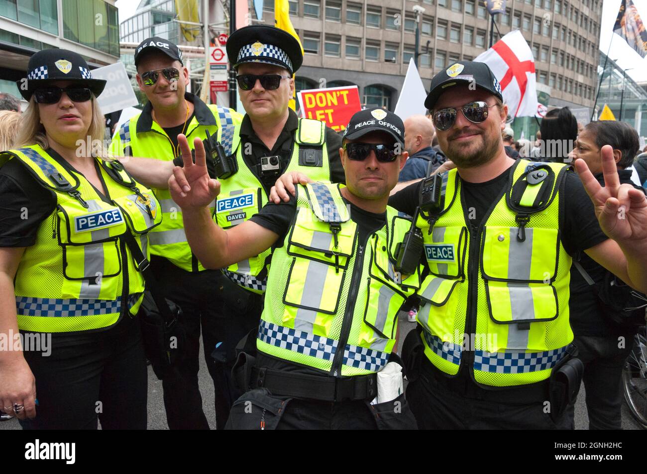 Londres, Royaume-Uni. 25 septembre 2021. Des centaines de milliers de partisans pro-liberté et pro-démocratie se réunissent dans le centre de Londres pour la Medical Freedom March afin de faire comprendre au gouvernement britannique qu'il ne consent pas à un état de contrôle autoritaire ; ni aux mesures disproportionnées de la COVID-19 introduites en vertu de la loi illégale de 2020 sur le coronavirus ; Ni aux mesures de distanciation sociale destructrices du gouvernement, ni aux injections forcées, contraintes et mandatées qui violent le Code de Nuremberg, ni à la violation de la vie privée et de la liberté via le système numérique Stasi, Gestapo Tracking & Tracing. © Graham Banque D'Images