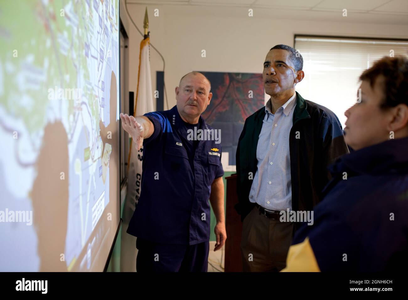Le commandant de la Garde côtière américaine, l'amiral Tsd Allen, à gauche, qui sert de commandant national des incidents, et l'administrateur de l'EPA, Lisa Jackson, à droite, font un exposé au président Barack Obama sur la situation le long de la côte du golfe à la suite de la marée noire de BP, au Centre de Venise de la Garde côtière, à Venise, en Louisiane, le dimanche 2 mai, 2010. (Photo officielle de la Maison Blanche par Pete Souza) cette photo officielle de la Maison Blanche est mise à disposition uniquement pour publication par les organismes de presse et/ou pour impression personnelle par le(s) sujet(s) de la photo. La photographie ne peut pas être manipulée de quelque manière que ce soit et peut ne pas être nous Banque D'Images