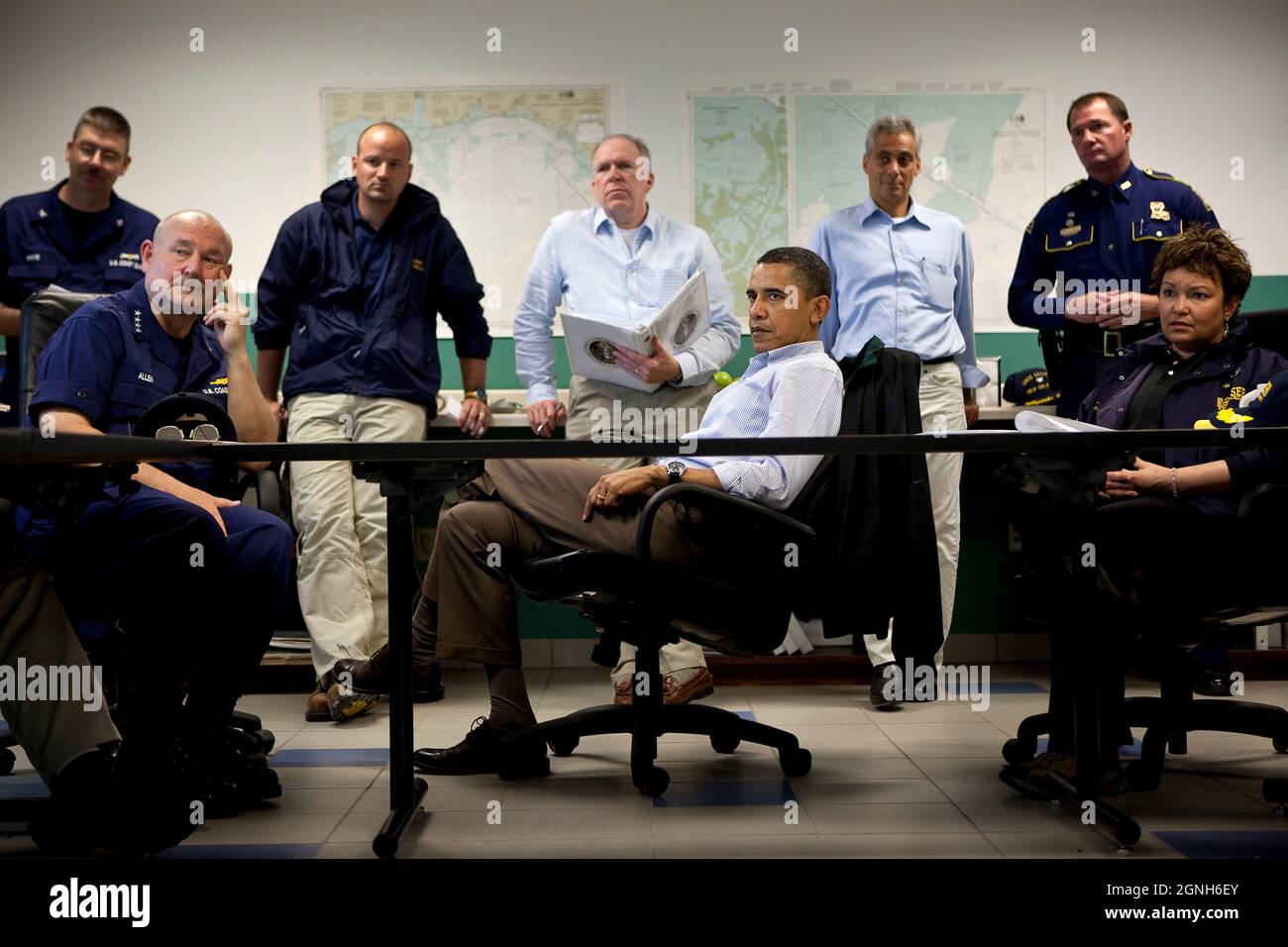 Le président Barack Obama est informé de la situation le long de la côte du Golfe à la suite de la marée noire de BP, au Centre de Venise de la Garde côtière, à Venise, en Louisiane, le dimanche 2 mai, 2010. Sur la photo, de gauche à droite, se trouvent l'amiral Thad Allen, commandant de la Garde côtière américaine, l'adjoint du président pour la sécurité intérieure et la lutte contre le terrorisme, John Brennan, le chef d'état-major Rahm Emanuel, et l'administrateur de l'EPA, Lisa Jackson. (Photo officielle de la Maison Blanche par Pete Souza) cette photo officielle de la Maison Blanche est disponible uniquement pour publication par les organismes de presse et/ou pour impression personnelle par le(s) sujet(s) du Banque D'Images