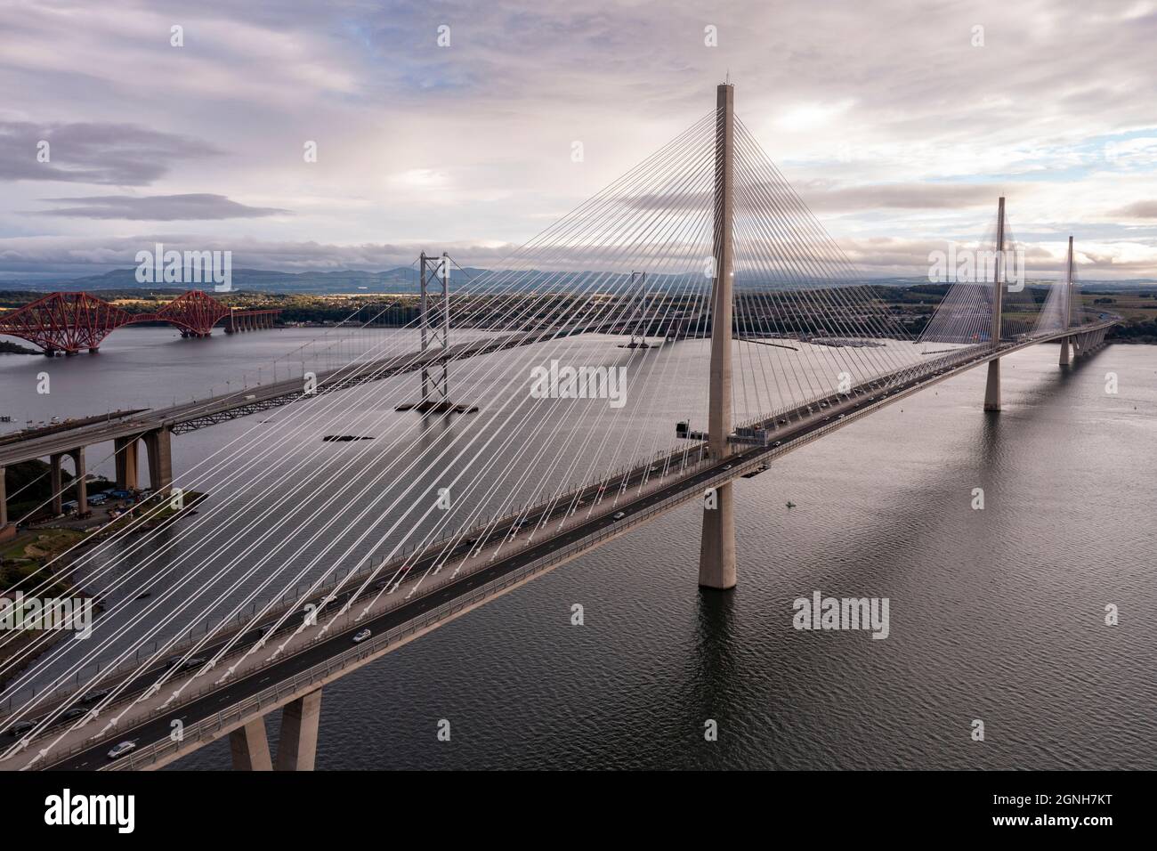 North Queensferry, Eaglesham, Écosse, Royaume-Uni. 25 septembre 2021. PHOTO : vue aérienne de drone sur les ponts de forth. Couvrant trois siècles de conception de pont et reliant deux des comtés écossais de Fife et Lothian, le plus récent pont de Queensferry Crossing, conçu pour ressembler à des voiles sur un navire, relie le North Queensferry au South Queensferry, Avec Forth Road Bridge, qui présente la technologie du milieu du XXe siècle et le fond Forth Rail Bridge de la fin des années 1800 avec sa construction en porte-à-faux. Crédit : Colin Fisher/Alay Live News Banque D'Images