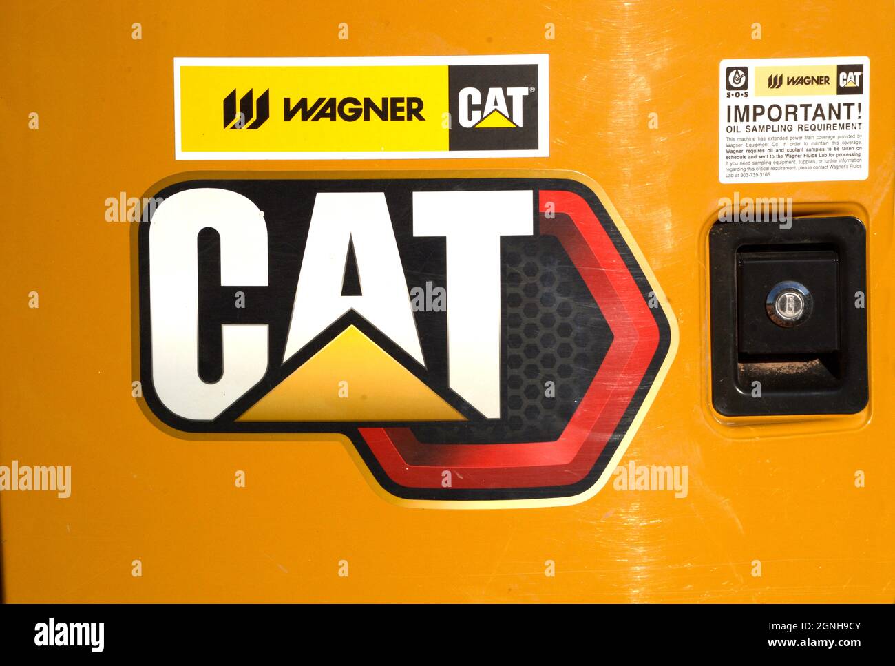 Un gros plan du logo Caterpillar, Inc. Sur le côté de l'équipement de construction Caterpillar en activité à Santa Fe, Nouveau-Mexique. Banque D'Images