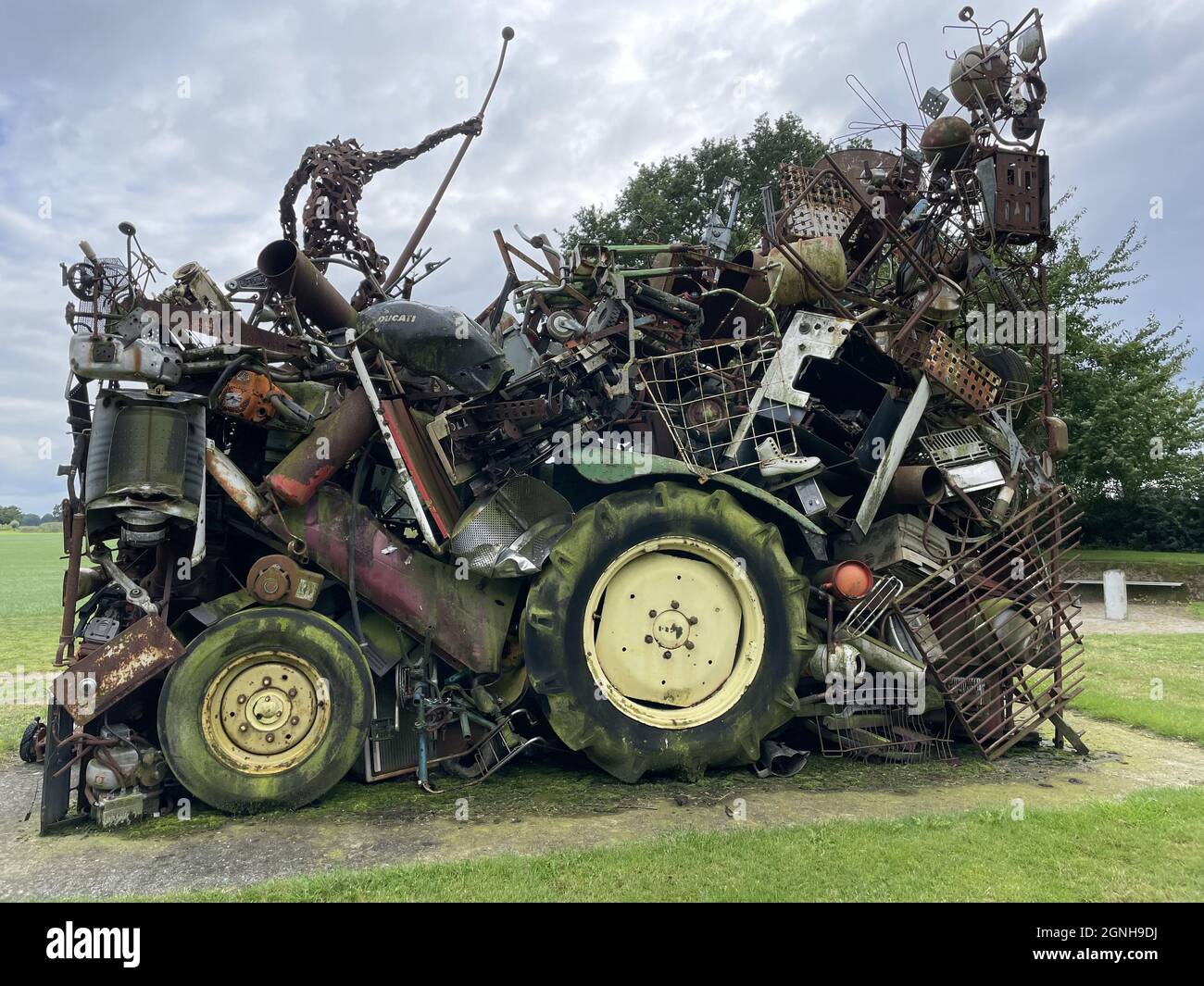 Journée d'été à l'extérieur avec un vieux tracteur rouillé plein de jonque Banque D'Images