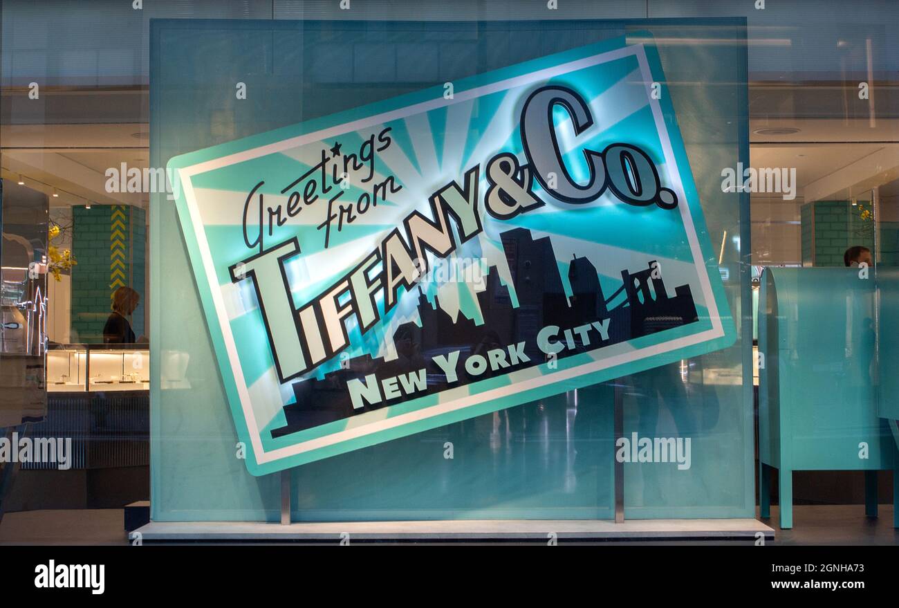 Vitrine du magasin de Tiffany and Co. Magasin phare sur Fifth Avenue à Manhattan, New York City, la marque américaine de bijoux de luxe acheté par LVMH Banque D'Images