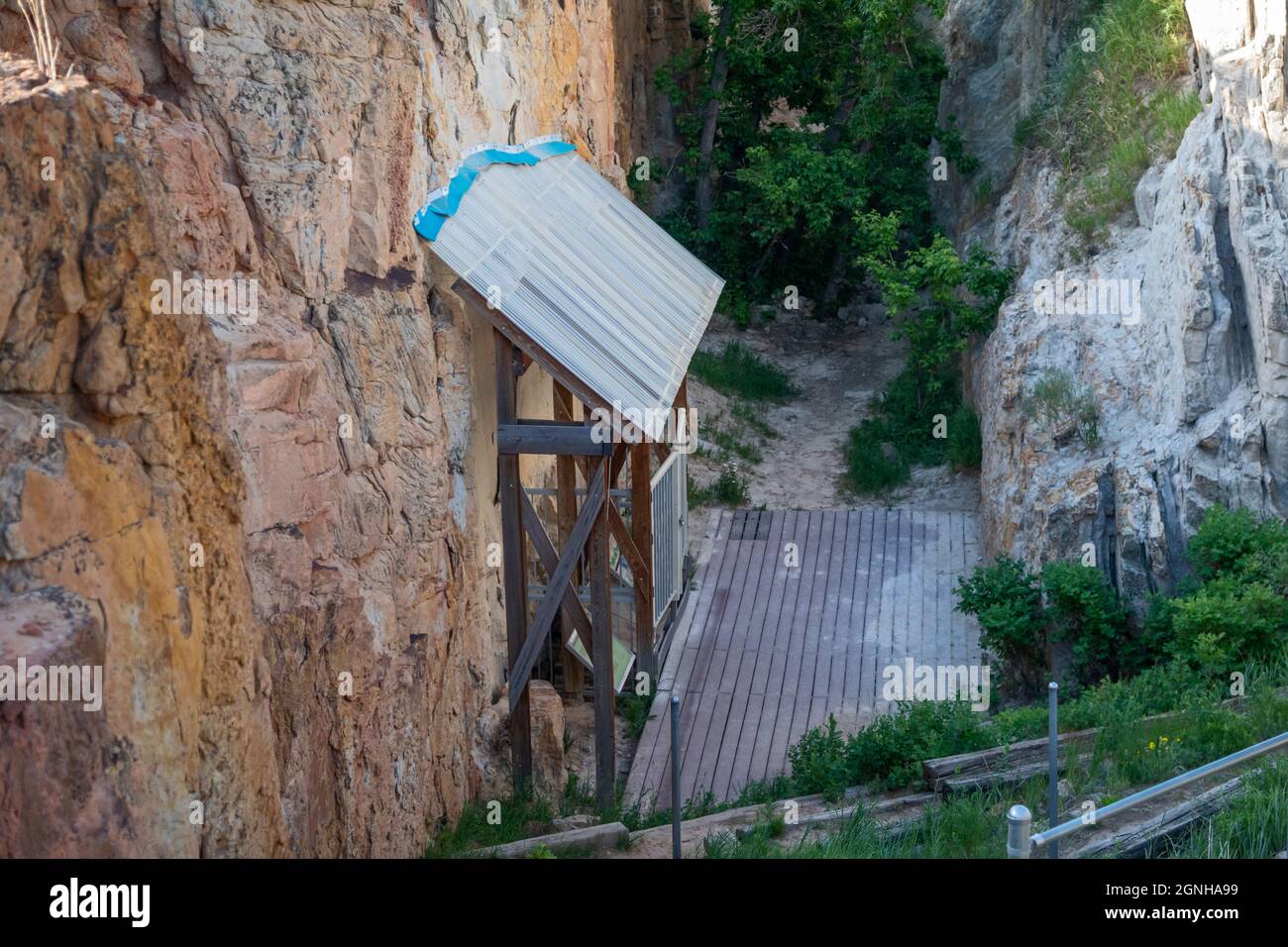 Golden, Colorado - Un abri protège les fossiles le long de la piste Triceratops. Le sentier de la banlieue de Denver permet d'accéder à des empreintes de dinosaures et de t. Banque D'Images