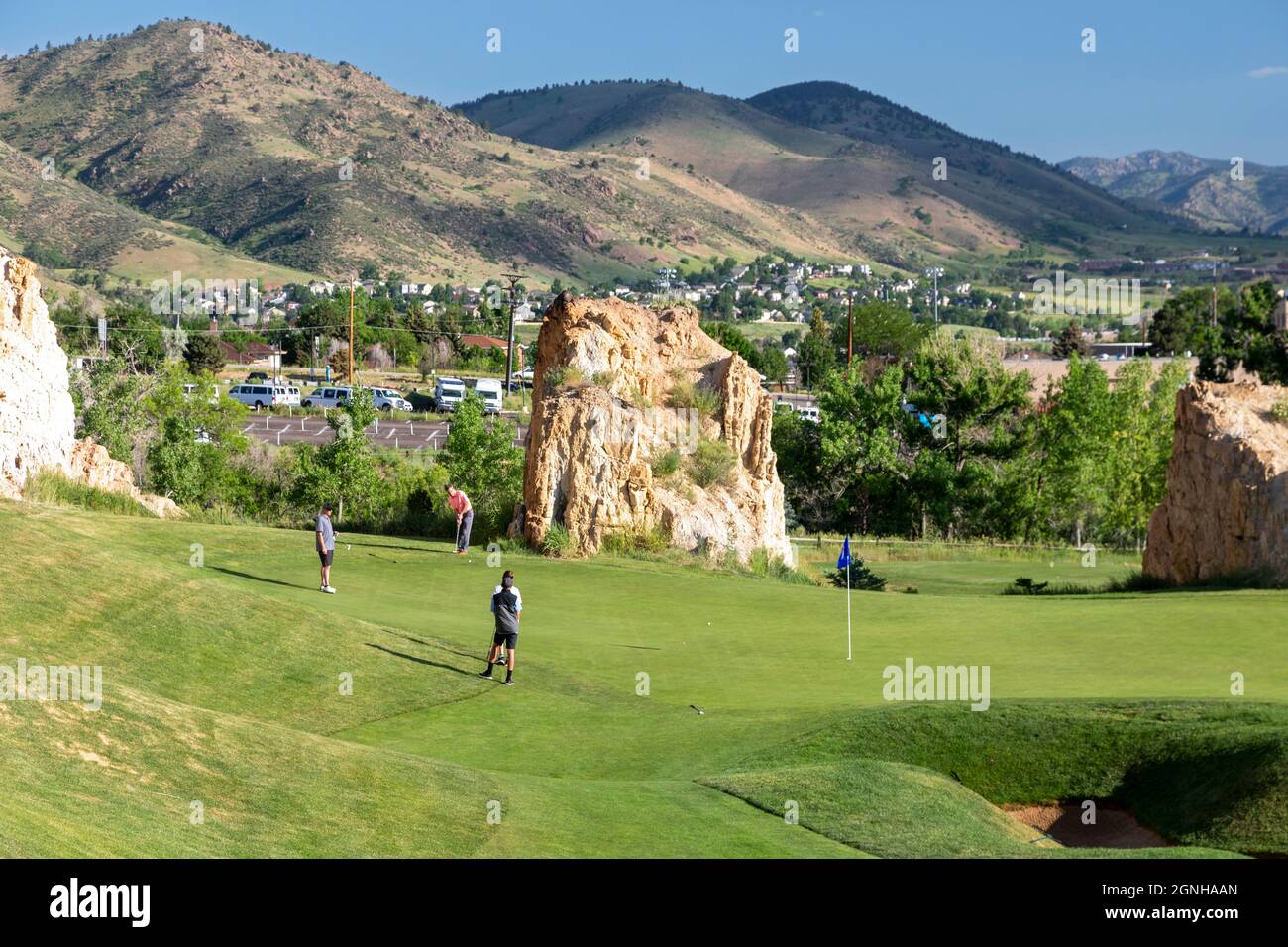 Golden, Colorado - le parcours de golf Fossil Trace. Les golfeurs jouent près des empreintes de dinosaures et des traces d'autres animaux et plantes du Crétacé tardif Banque D'Images